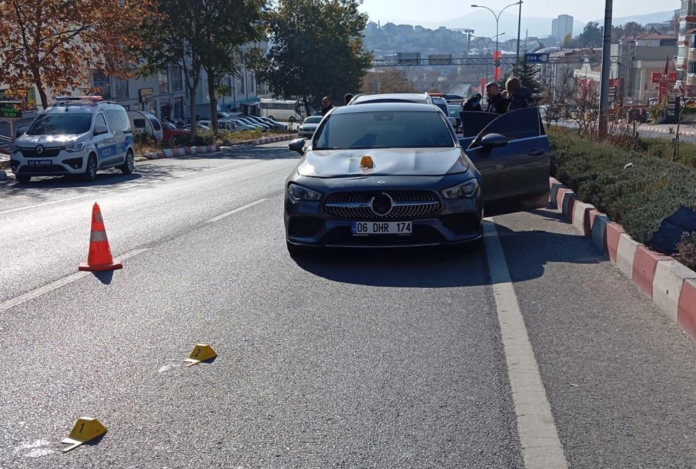 Yolun karşısına geçmek isteyen kadın canından oldu