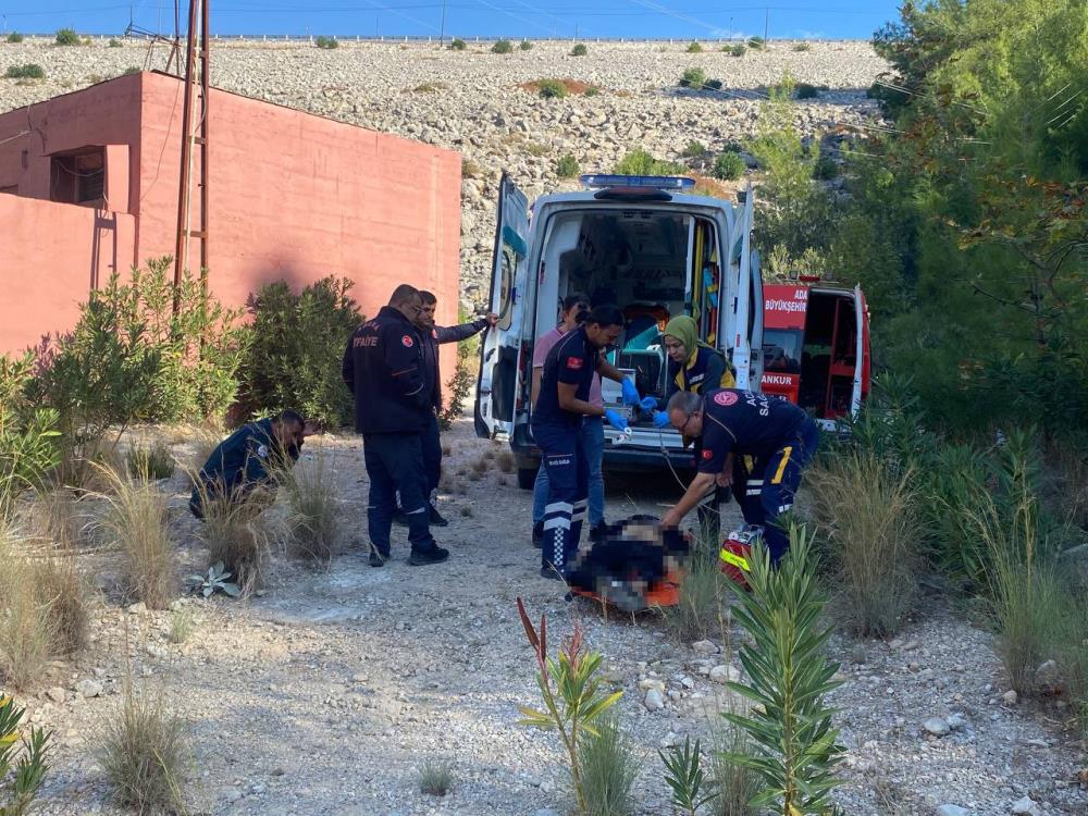 Feci ölüm! Motosikletli otomobille çarpıştıktan sonra uçuruma düşerek hayatını kaybetti