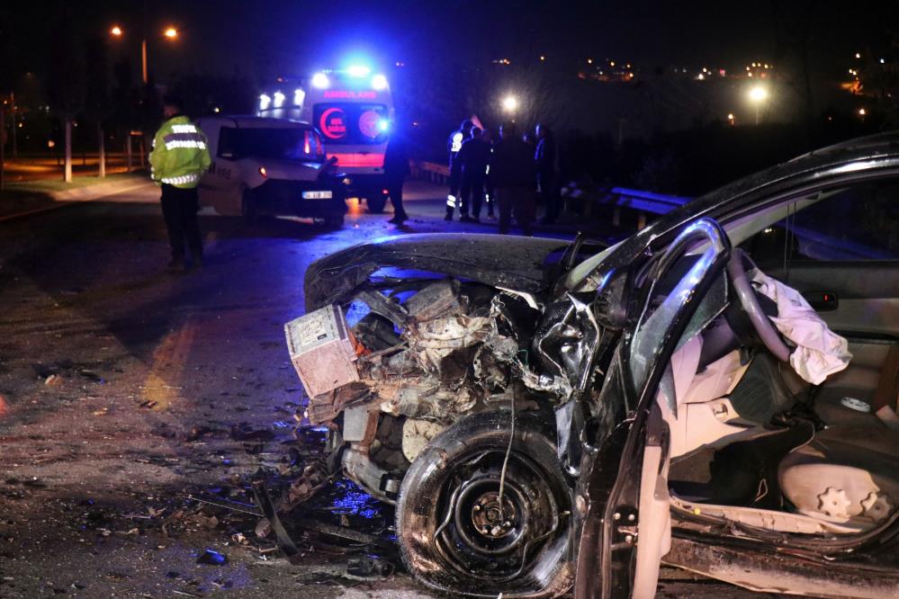 Kağıt gibi ezilen otomobilden 21 yaşındaki gencin cansız bedeni çıktı