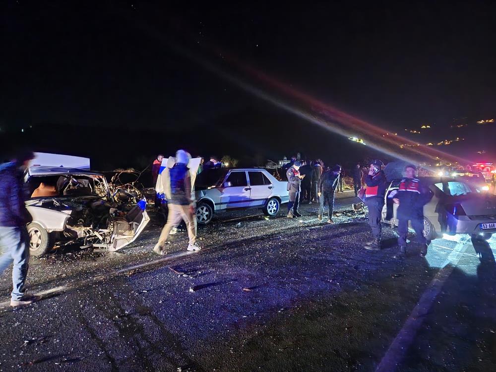 feci kazada araçlar hurda yığınına döndü