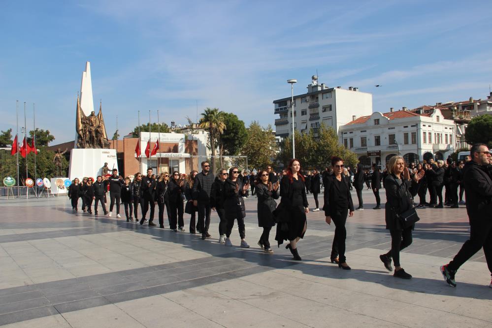 Manisa'da Cumhuriyet Meydanı'nda Atatürk'ün izinde dev imza