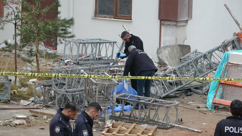 Tadilat çalışmasında iskele çöktü: 2 işçi hayatını kaybetti