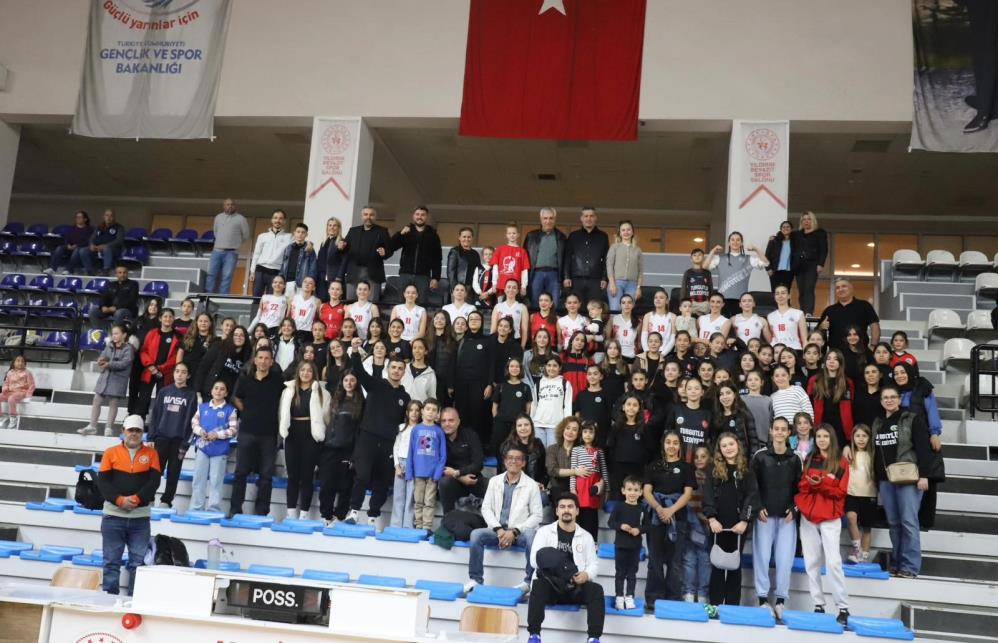 Kadın Voleybol Takımı rakibine geçit vermedi