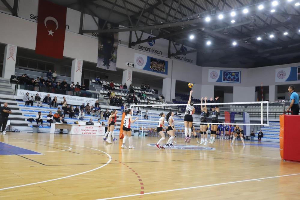 Kadın Voleybol Takımı rakibine geçit vermedi