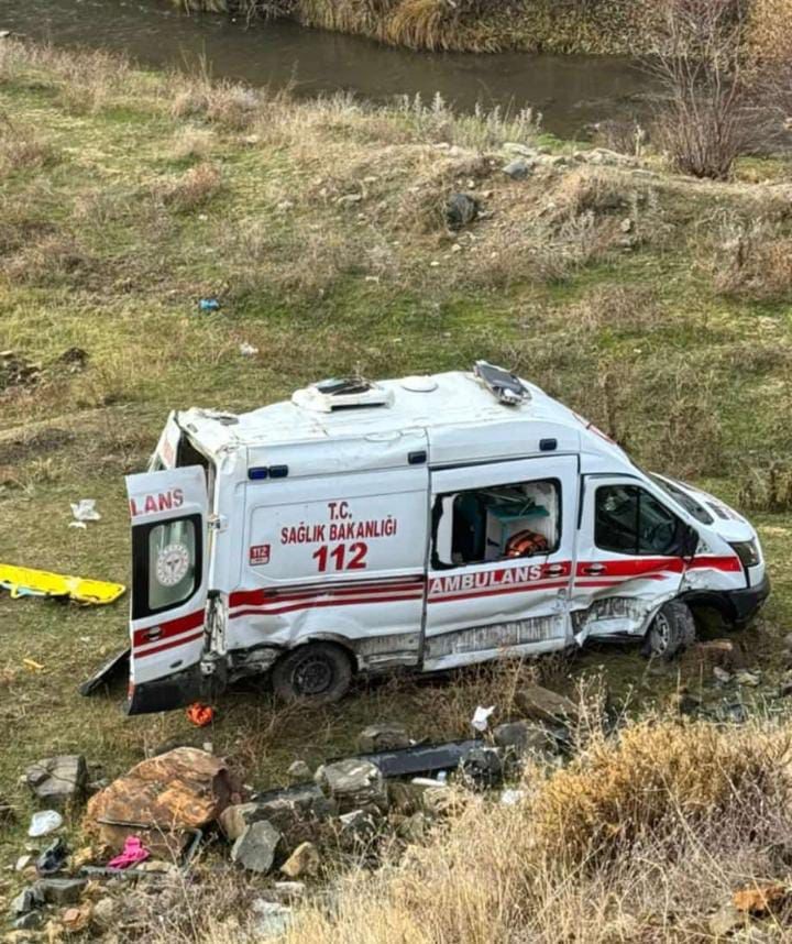 Feci kaza! Yaralılara almaya giden ambulans da şarampole yuvarlandı