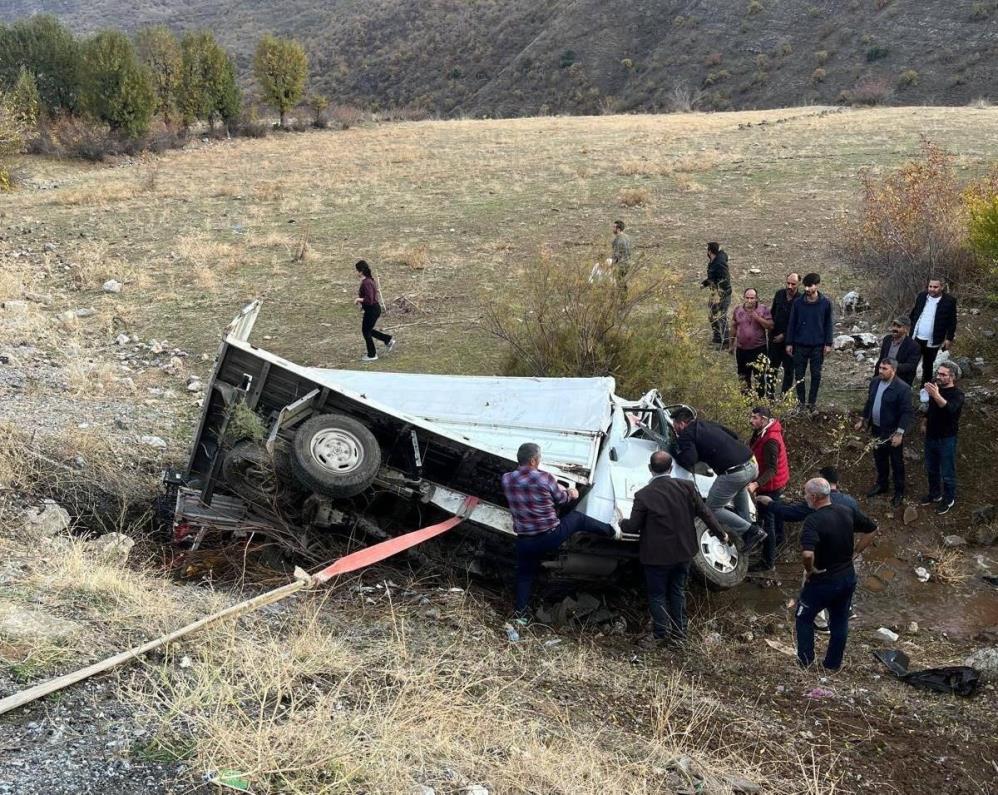 Meyve yüklü kamyonet şarampole yuvarlandı! 1 ölü 1 yaralı-1