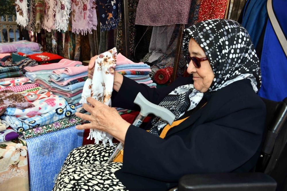 Huzurevi sakinleri gönüllüler eşliğinde pazarda alışveriş yaptı