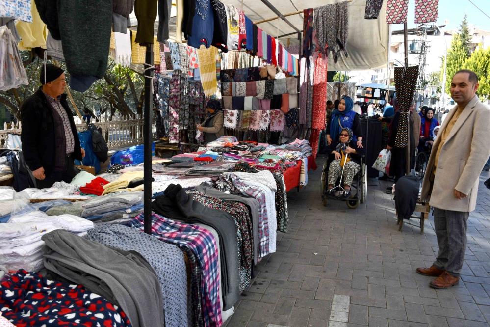 Huzurevi sakinleri gönüllüler eşliğinde pazarda alışveriş yaptı