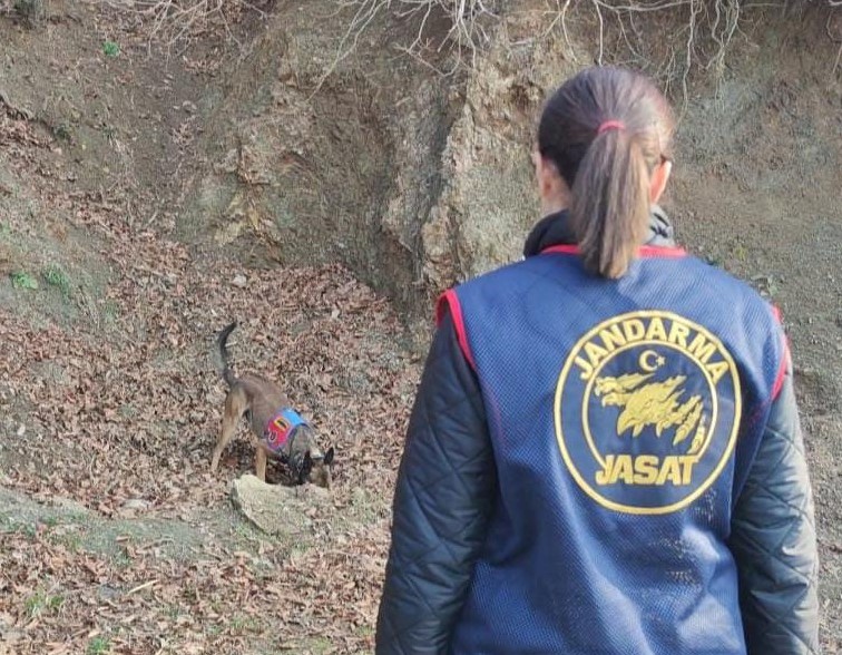 Ağaca bağladığı dini nikahlı eşini ve 2 çocuğunu öldüren babaya 3 kez ağırlaştırılmış müebbet