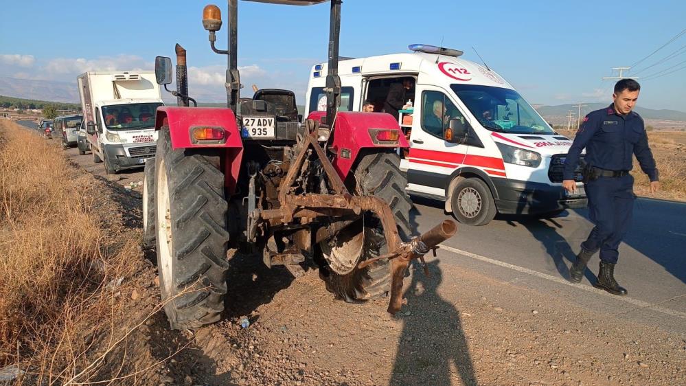 Otomobil ile traktör çarpıştı: 1 ölü 3 yaralı