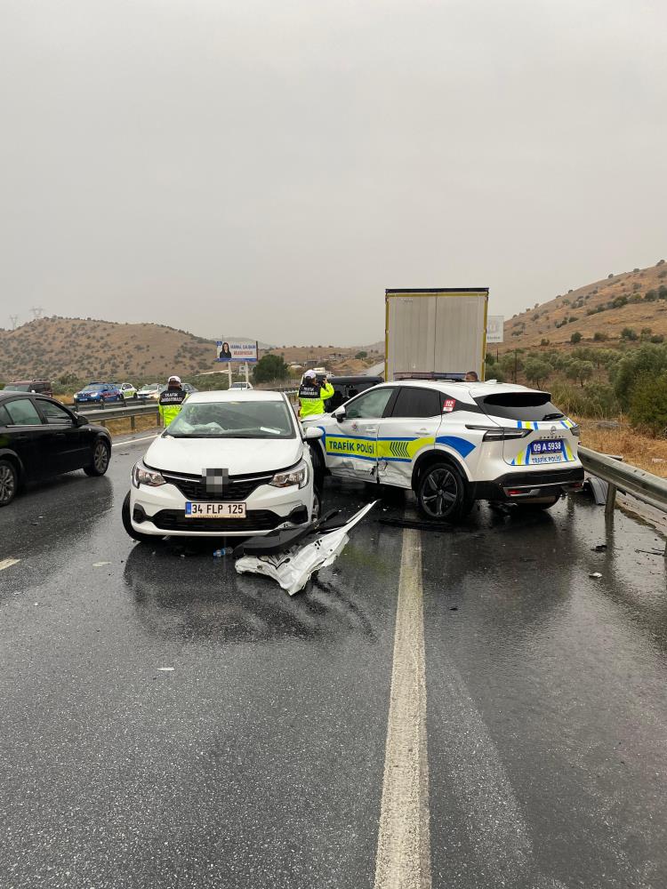 Ege'de polis aracının karıştığı zincirleme kazada 1'i polis 5 kişi yaralandı