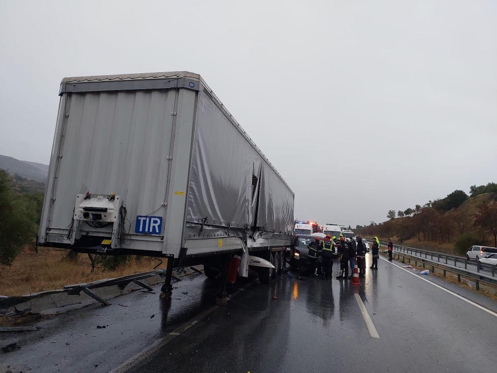 Ege'de polis aracının karıştığı zincirleme kazada 1'i polis 5 kişi yaralandı