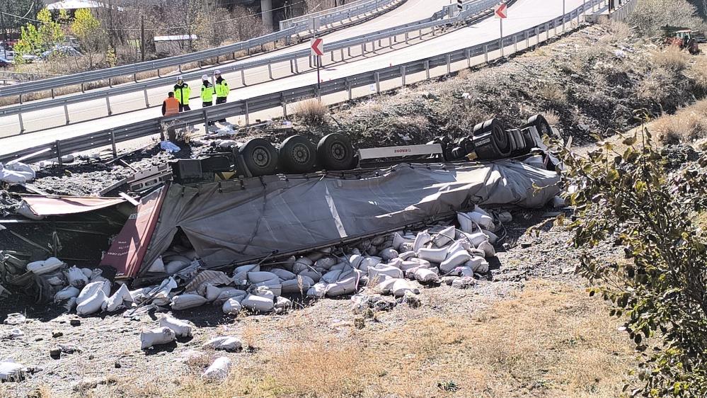 Şarampole yuvarlanan tırın sürücüsü hayatını kaybetti