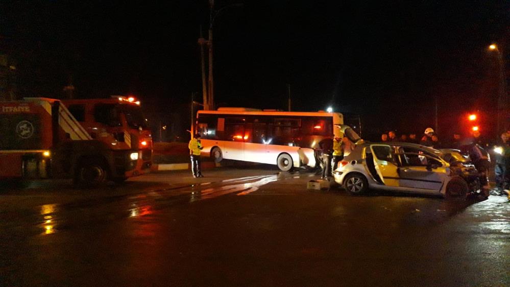 Halk otobüsü ile otomobilin karıştığı kazada 1 kişi hayatını kaybetti-1