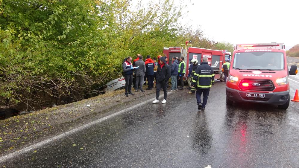 Hafif ticari araçla çarpışan otomobil şarampole yuvarlandı: 3 ölü