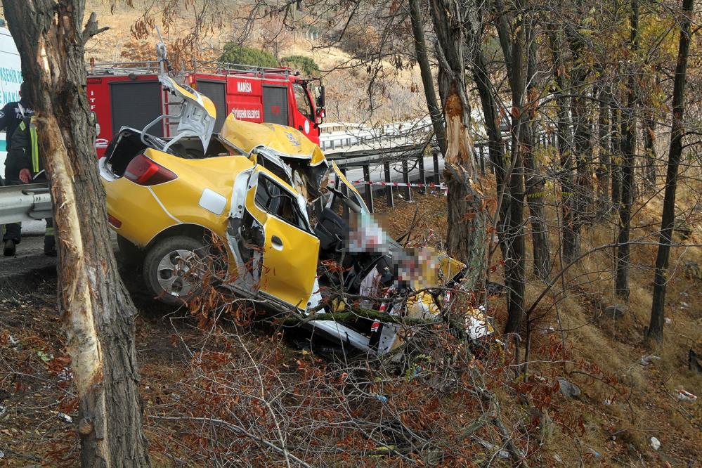 Manisa'da kontrolden çıkan ticari taksi ağaca sağlandı: Genç mühendis cam verdi