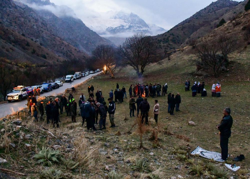 Kaya parçalarının altında kalan çoban can verdi!