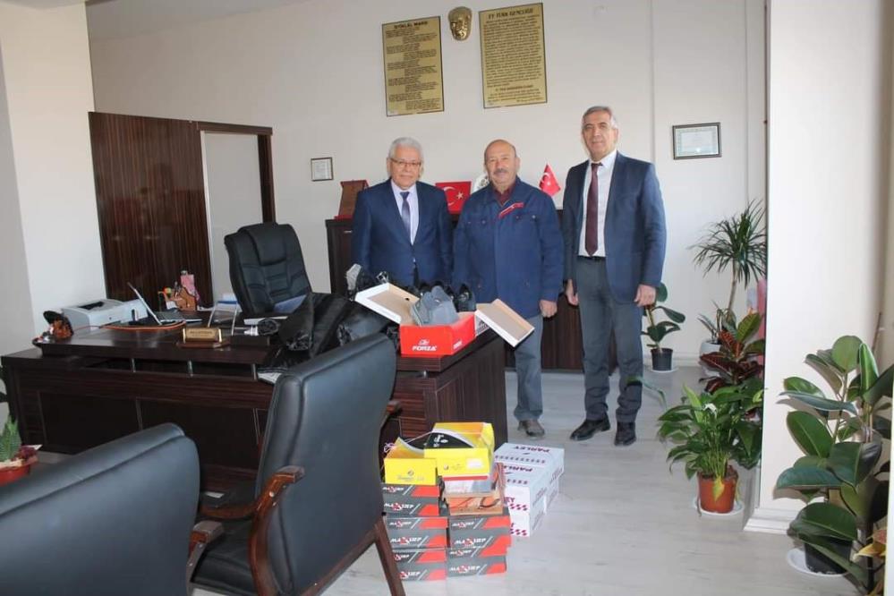 Sarıgöl'de ihtiyaç sahibi öğrencilere bot ve mont yardımı
