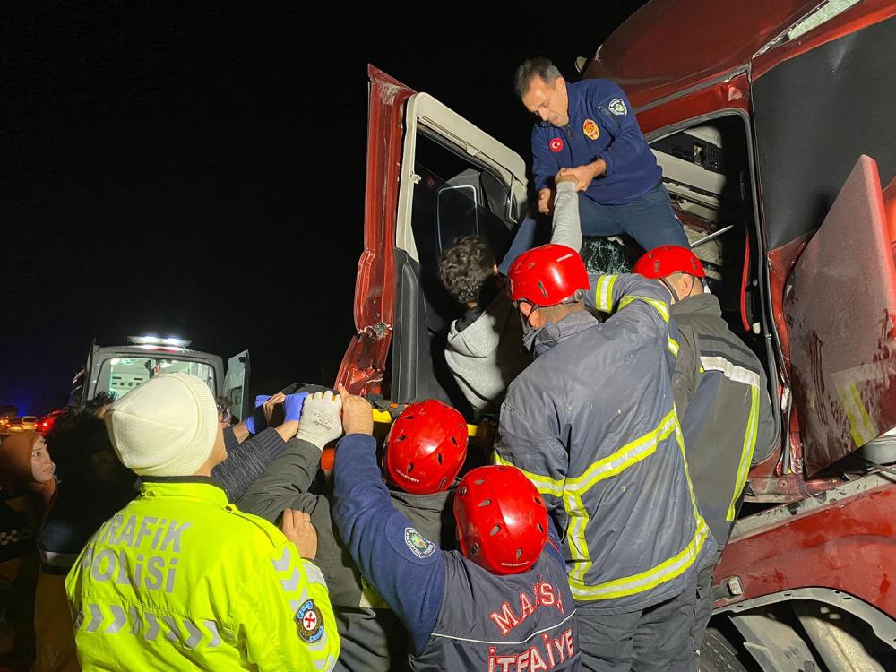 Manisa'da tır kamyona arkadan çarptı: 2 yaralı-1