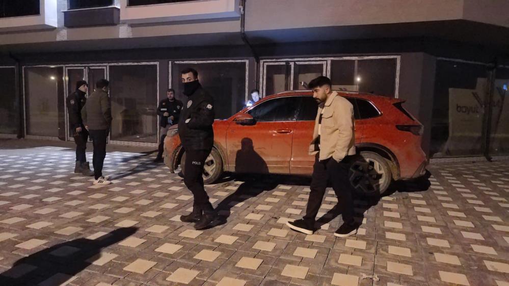 26 yaşındaki genç otomobilinde tabancayla vurulmuş, ağır yaralı bulundu-1