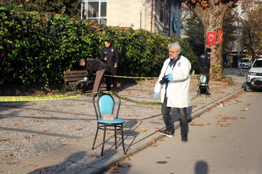 SiLAHLI SALDIRIYA UĞRAYAN KADIN HASTANEDE CAN VERDi