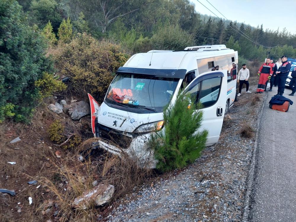 Ege'de kontrolden çıkan minibüs şarampole devrildi: 8 yaralı