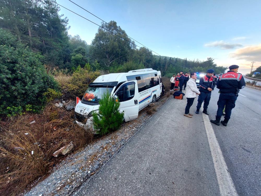 Ege'de kontrolden çıkan minibüs şarampole devrildi: 8 yaralı