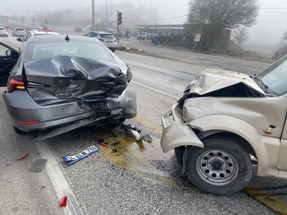 Manisa'da otomobiller çarpıştı: 2 yaralı