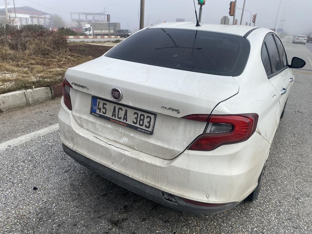 Manisa'da otomobiller çarpıştı: 2 yaralı