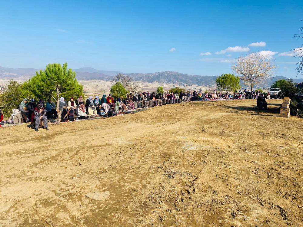 Yağmura hasret kalan Sarıgöllüler yağmur duasına çıktı!