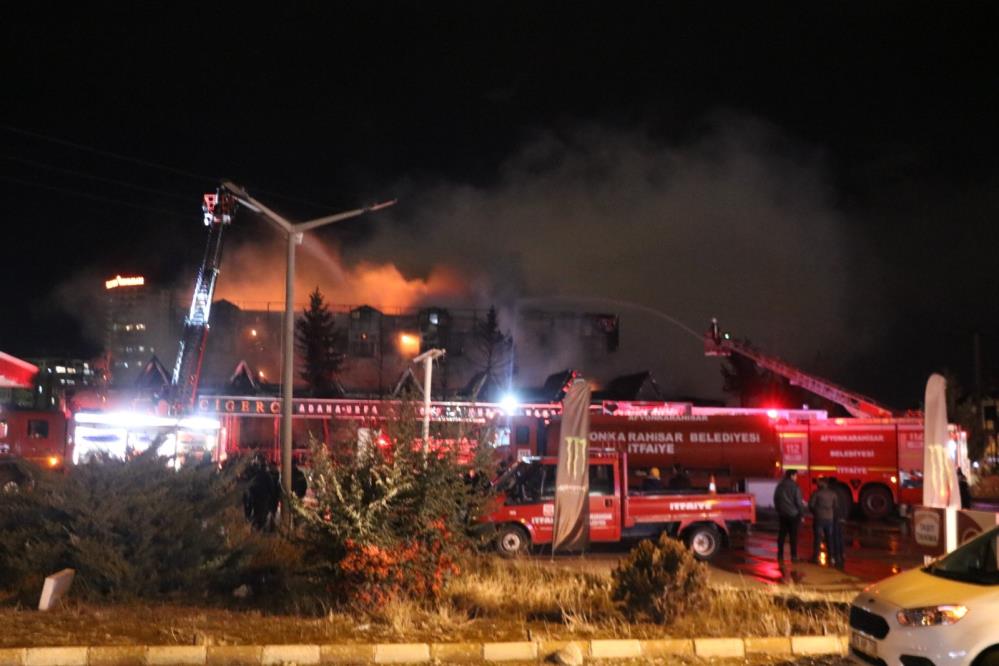 Restoranda çıkan yangında, alevlerin arasından çıkamayan çalışan hayatını kaybetti-1