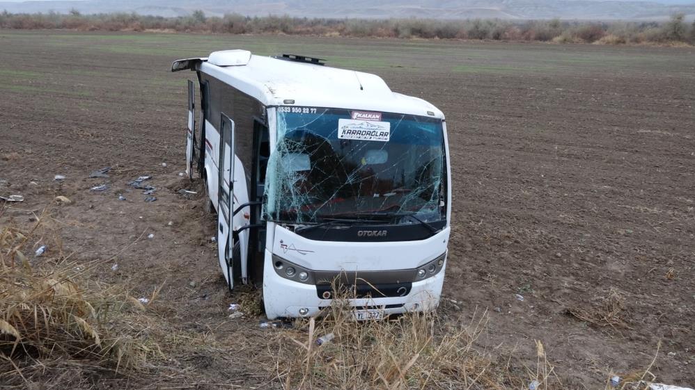 Cenazeye giden midibüs şarampole devrildi-1