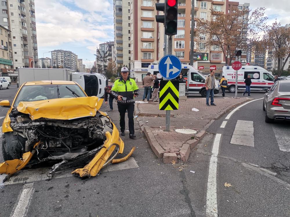 Kayseri'de kamyonet ile ticari taksi çarpıştı: 6 yaralı