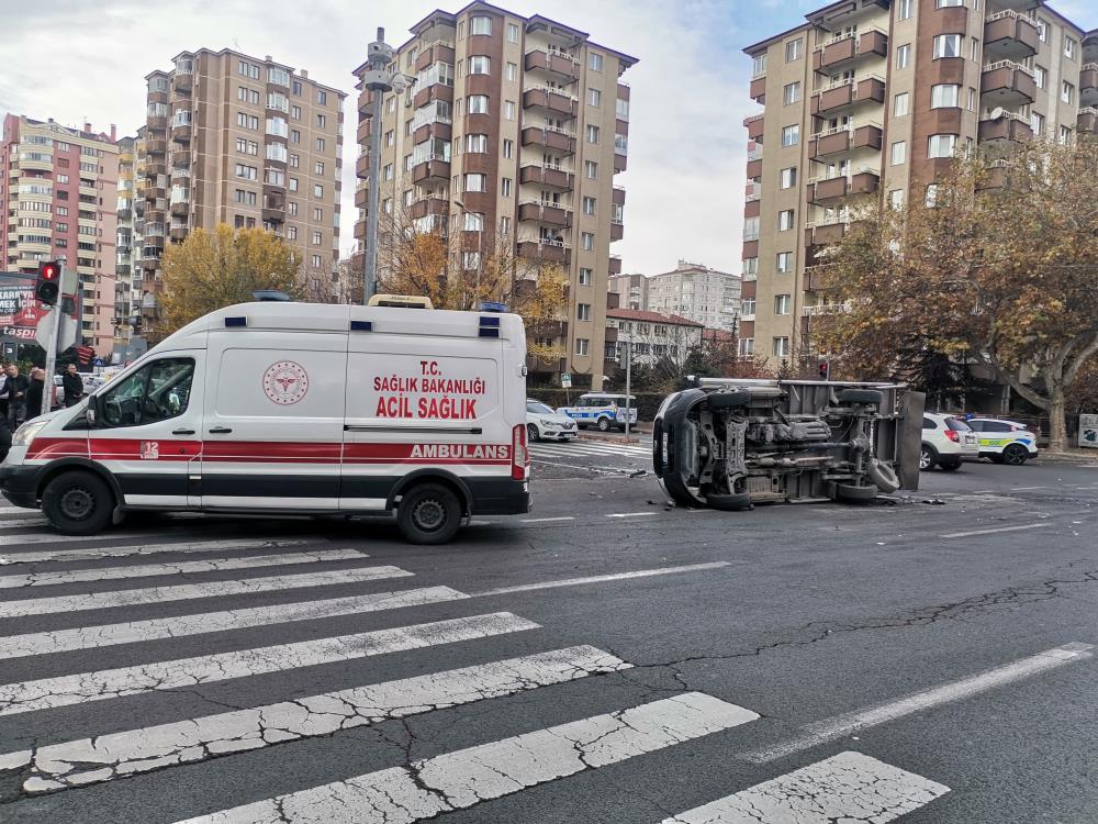 Kayseri'de kamyonet ile ticari taksi çarpıştı: 6 yaralı