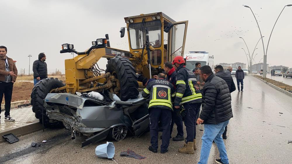 Elazığ'da kontrolden çıkan otomobil greyderin altına girdi: 1 ölü