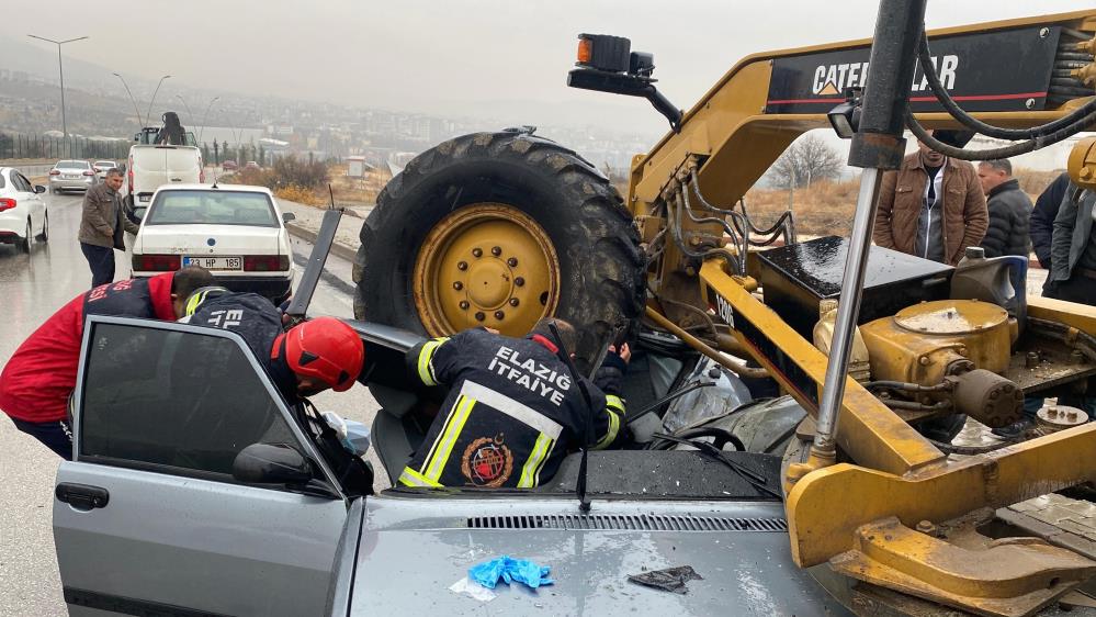 Elazığ'da kontrolden çıkan otomobil greyderin altına girdi: 1 ölü