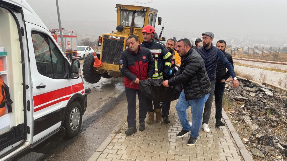 Elazığ'da kontrolden çıkan otomobil greyderin altına girdi: 1 ölü