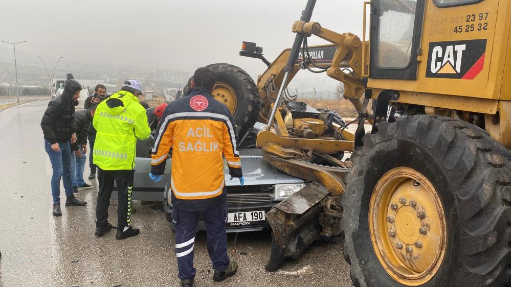 Elazığ'da kontrolden çıkan otomobil greyderin altına girdi: 1 ölü