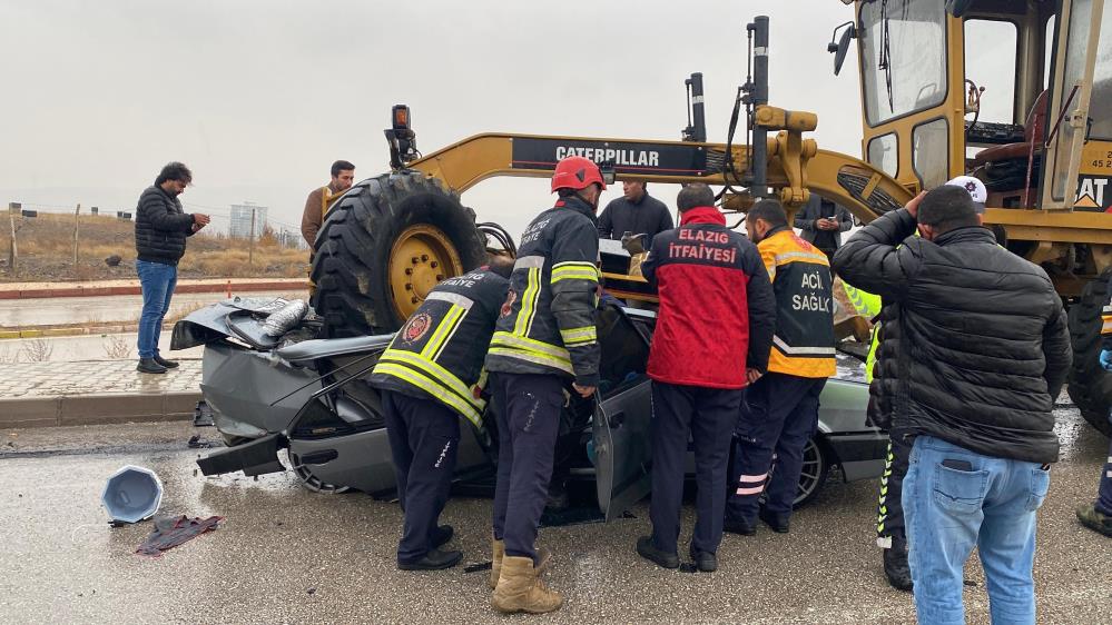 Elazığ'da kontrolden çıkan otomobil greyderin altına girdi: 1 ölü