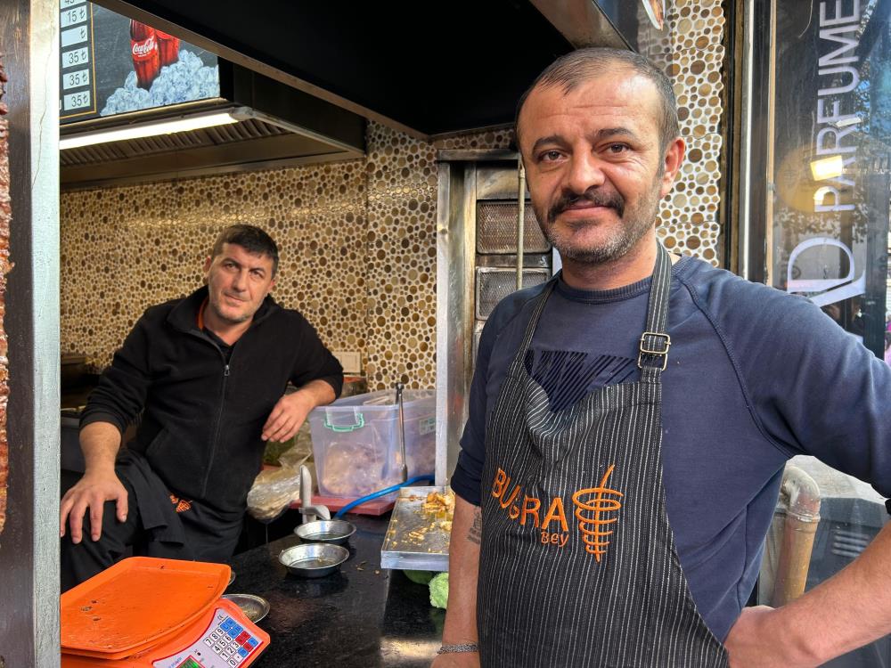 İzmir'de yolda yürüyen genç kıza tekme atan adam, esnaftan meydan dayağı yedi!