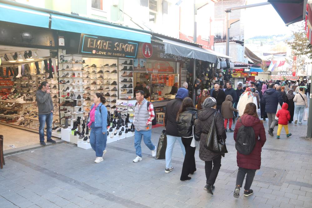 İzmir'de yolda yürüyen genç kıza tekme atan adam, esnaftan meydan dayağı yedi!