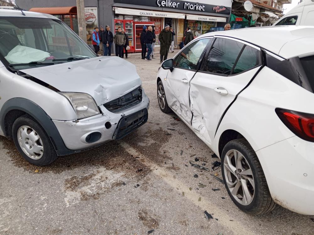 Isparta'da hafif ticari araç ile otomobil çarpıştı: 5 yaralı