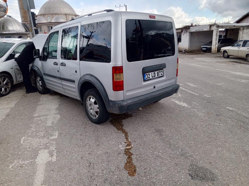 Isparta'da hafif ticari araç ile otomobil çarpıştı: 5 yaralı