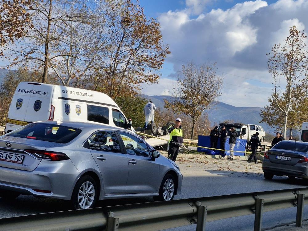 Bursa'da kontrolden çıkan kamyonet takla attı: 2 ölü-1