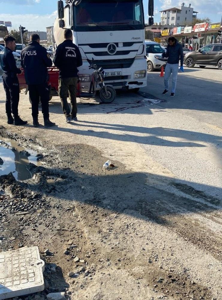 Hatay'da beton mikseri motosiklete çarptı: Sürücü hayatını kaybetti