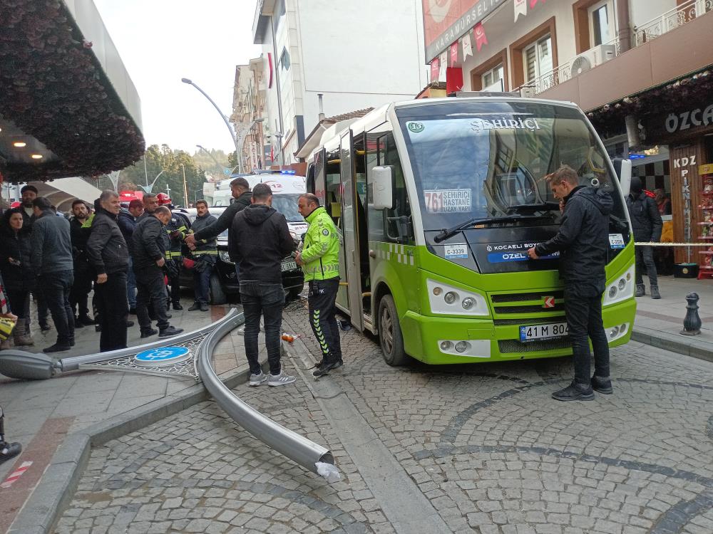 Aracın çarptığı aydınlatma direği yayaların üzerine düştü