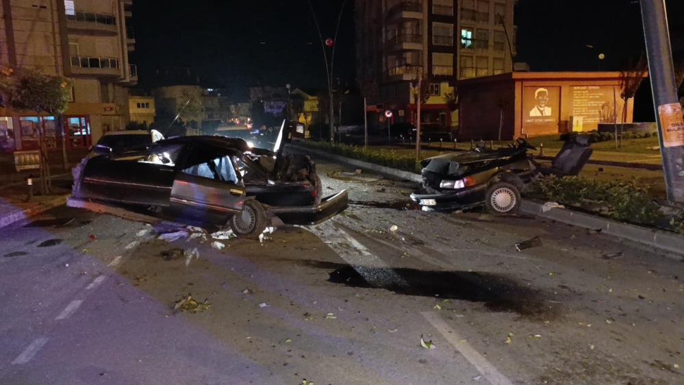 İkiye bölünen Tofaş'tan 17 yaşındaki genç kızın cansız bedeni çıkarıldı