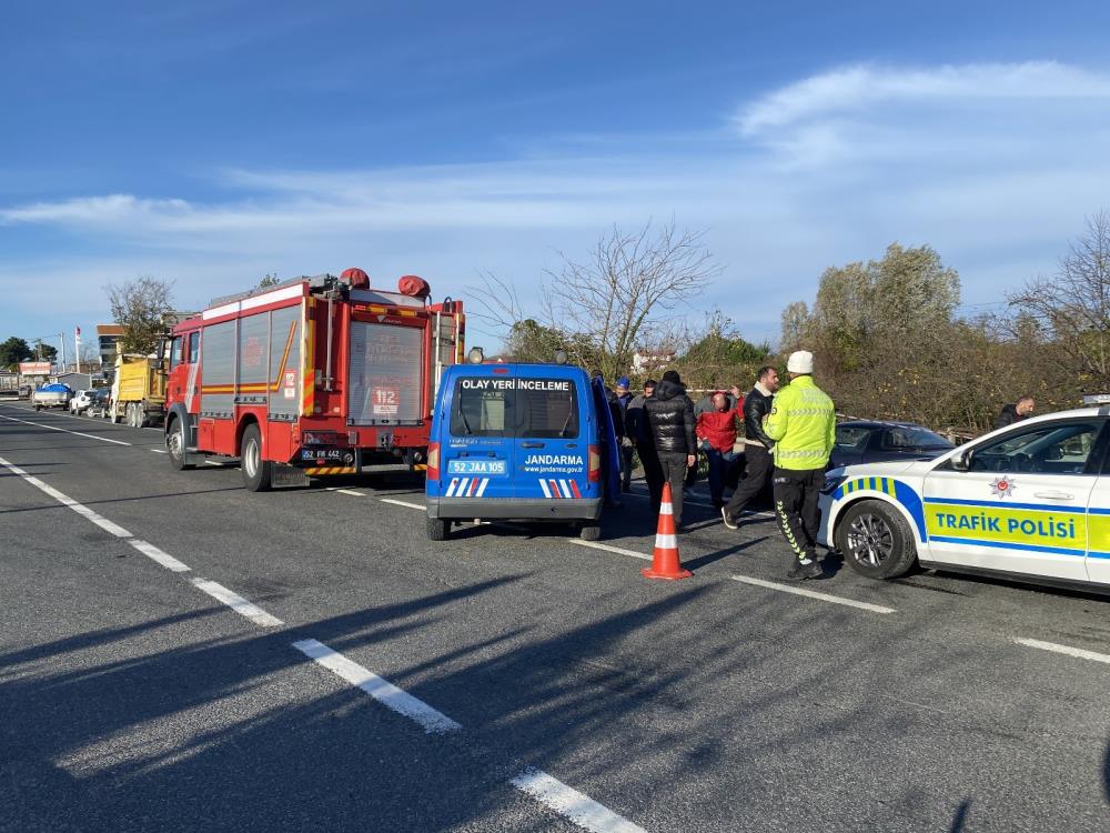 Ordu'da otomobil kamyona çarptı! 3 ölü