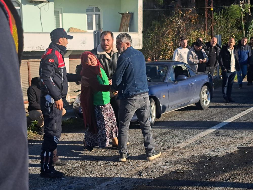 Ordu'da otomobil kamyona çarptı! 3 ölü