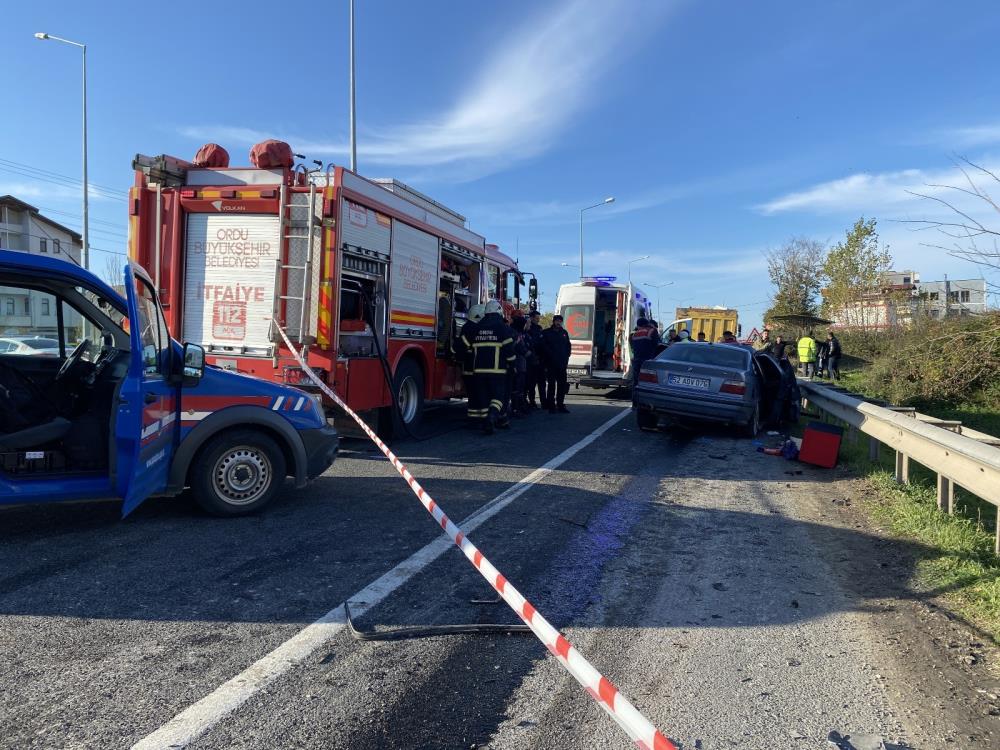 Ordu'da otomobil kamyona çarptı! 3 ölü